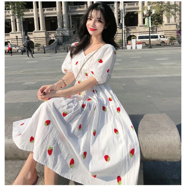 New han edition strawberry embroidery dress with short sleeves loose  large size ladies to film dating dress summer dress
